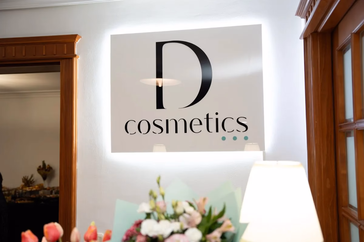 Osvetljen logo D Cosmetics u edukativnom centru