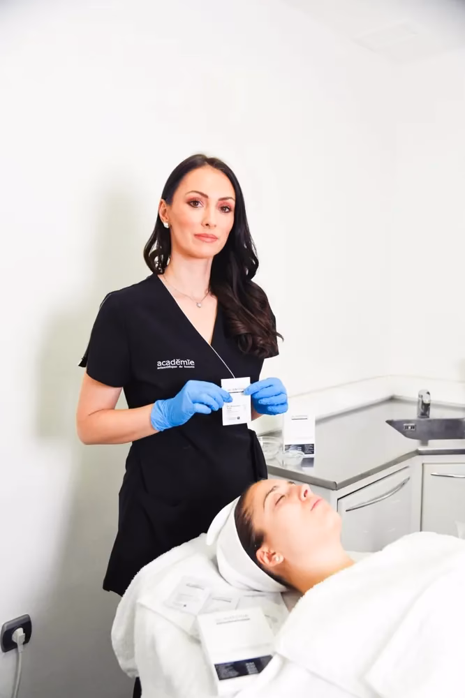 Edukatorka D Cosmetics tokom tretmana